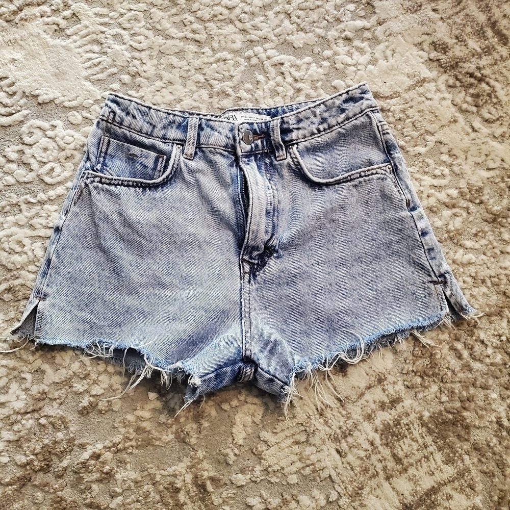 ZARA CUT OFF DENIM SHORTS.